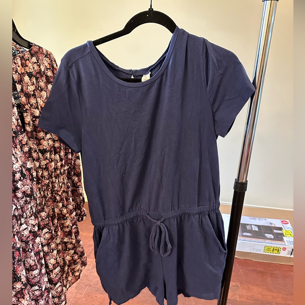 Old Navy size medium petite cotton Navy blue romper. Fits well.